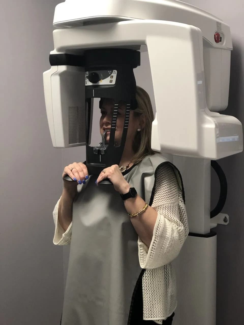 Paciente realizando exame de tomografia odontológica